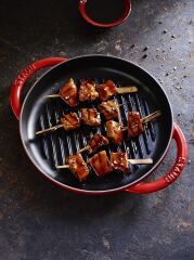 Staub Çift Kulplu Döküm Izgara Tava Kırmızı Yuvarlak 26 cm